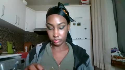 Snapshot of ravenbby chatting on May 4, 9:22 pm ravenbby online show from May 4, 9:22 pm