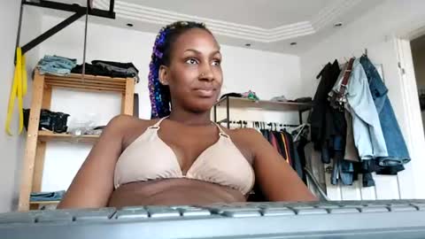 Snapshot of ravenbby chatting on July 19, 3:43 am ravenbby online show from July 19, 3:43 am