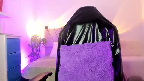 ravencollen online show from November 17, 1:06 pm