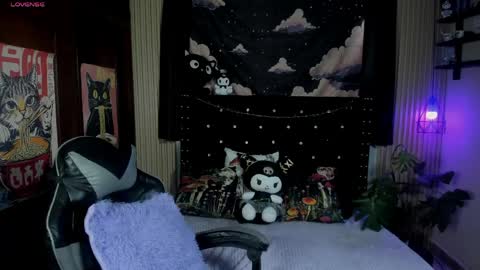 ravencollen online show from April 2, 7:55 pm