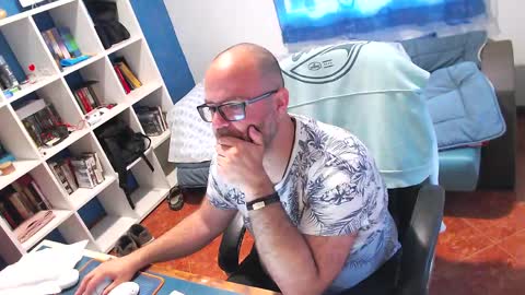 ravingr3d3 online show from April 15, 8:10 am