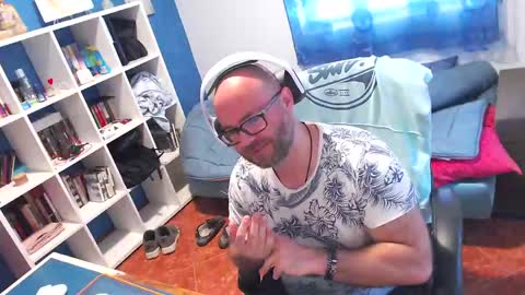 ravingr3d3 online show from April 17, 10:51 am