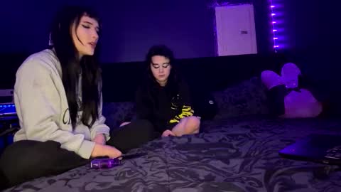 Ravyn and Nyx online show from December 3, 4:42 am