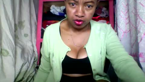 Snapshot of rayana_69 chatting on May 6, 10:15 pm rayana_69 online show from May 6, 10:15 pm