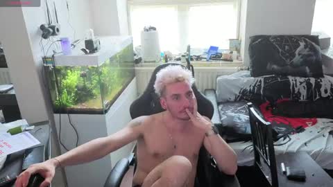 Rayzel online show from April 16, 3:24 pm