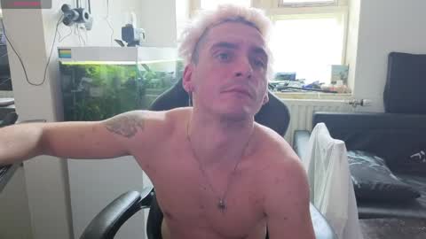 Rayzel White online show from May 20, 1:28 pm
