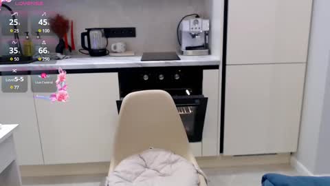 Snapshot of re_jeena chatting on December 4, 1:20 pm Hayley online show from December 4, 1:20 pm