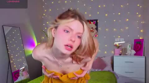 red__candy online show from April 24, 1:24 pm