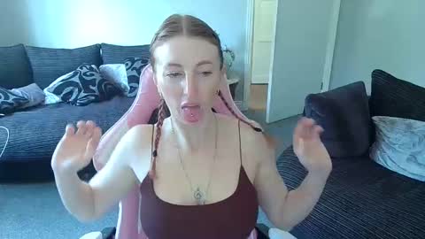 Snapshot of red_firesquirt chatting on April 29, 8:51 am Red - online show from April 29, 8:51 am