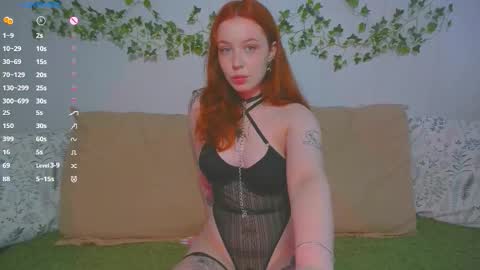 Snapshot of red_lissa chatting on October 27, 12:53 pm Lissa 3 online show from October 27, 12:53 pm