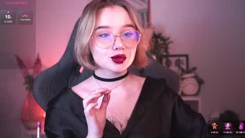 Snapshot of red_queeen chatting on January 17, 7:05 pm QUEEN OF EVIL online show from January 17, 7:05 pm