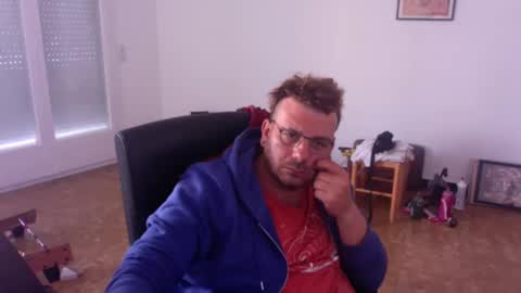 redbonezzzz online show from April 30, 8:09 am