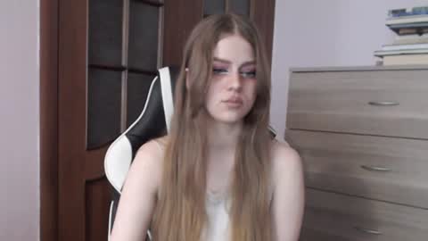 Snapshot of redhead_rabbit chatting on June 12, 2:54 am Lily online show from June 12, 2:54 am