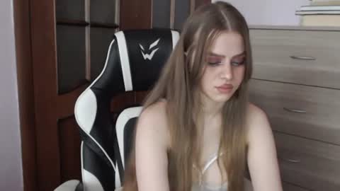 Snapshot of redhead_rabbit chatting on July 2, 3:23 am Lily online show from July 2, 3:23 am
