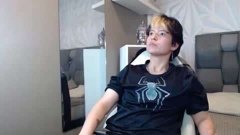 Snapshot of redhood_1_ chatting on March 3, 2:18 am redhood_1_ online show from March 3, 2:18 am