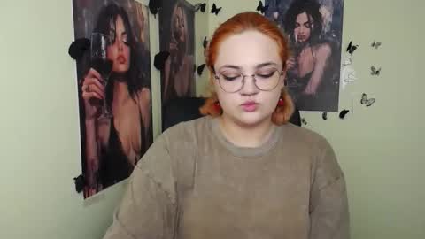 Snapshot of redhotqueen1 chatting on May 2, 9:03 am Rina online show from May 2, 9:03 am