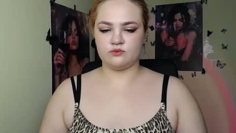 Snapshot of redhotqueen1 chatting on May 29, 12:03 pm Rina online show from May 29, 12:03 pm
