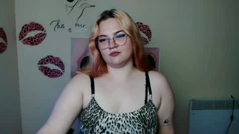 Snapshot of redhotqueen1 chatting on June 24, 6:29 pm Rina online show from June 24, 6:29 pm