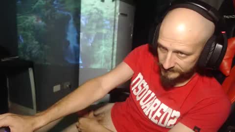 Snapshot of redragonwolf chatting on October 1, 9:54 pm redra online show from October 1, 9:54 pm