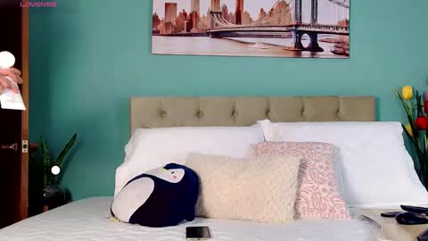 Yanella online show from February 17, 11:00 pm