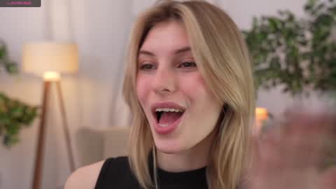 JessyinCherri yang online show from December 19, 7:40 am