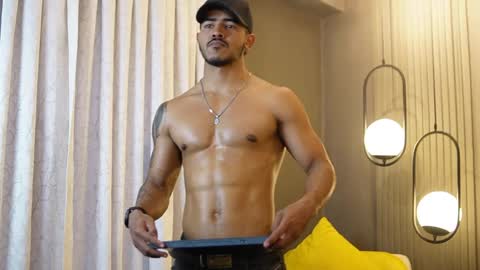 Snapshot of reik_von chatting on April 25, 9:34 pm Reik online show from April 25, 9:34 pm