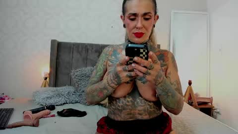 Snapshot of remy_flux chatting on May 29, 8:29 pm Laura online show from May 29, 8:29 pm