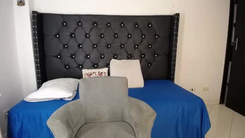 Renata Salinas online show from April 14, 9:54 pm