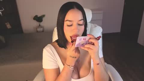Snapshot of renaxi_smith chatting on June 29, 7:47 pm renaxi_smith online show from June 29, 7:47 pm