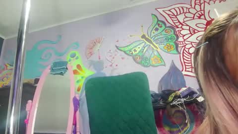 Snapshot of rene_heartz99 chatting on October 19, 11:33 am Naughty closet slut here to suck all your friends off  online show from October 19, 11:33 am