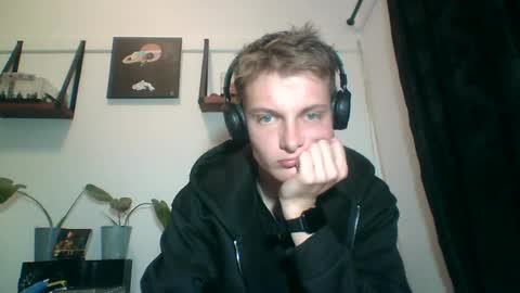 Snapshot of reynhardt chatting on June 27, 11:10 pm reynhardt online show from June 27, 11:10 pm