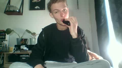 Snapshot of reynhardt chatting on July 3, 9:59 am reynhardt online show from July 3, 9:59 am