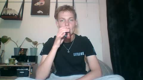 Snapshot of reynhardt chatting on July 8, 9:41 pm reynhardt online show from July 8, 9:41 pm