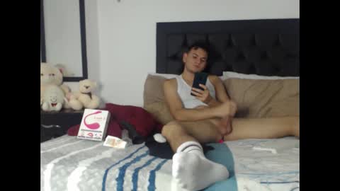 Snapshot of richr_latin_boy chatting on February 22, 3:01 am rich online show from February 22, 3:01 am