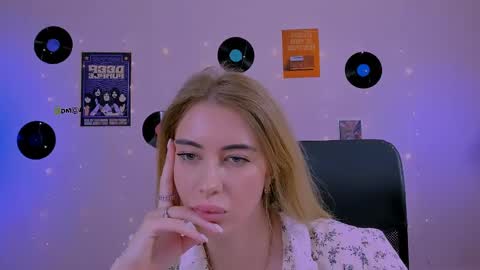 Snapshot of rina_gold_ chatting on May 5, 8:33 am Rina online show from May 5, 8:33 am