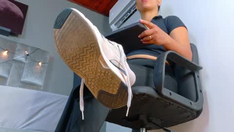 RIRI  online show from April 2, 7:44 pm