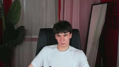 Snapshot of robbie_reyes chatting on May 13, 10:45 am Robbie online show from May 13, 10:45 am