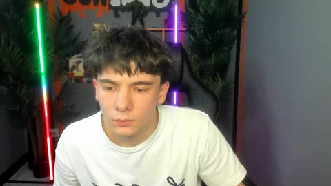 Snapshot of robbie_reyes chatting on May 29, 3:43 pm Robbie online show from May 29, 3:43 pm