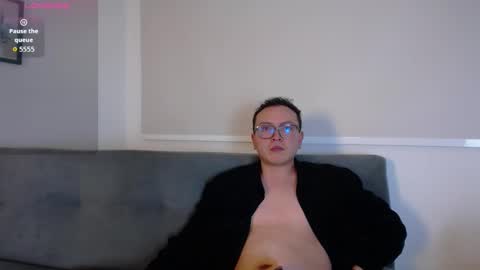 Snapshot of robert_honey chatting on October 2, 1:23 am Robert online show from October 2, 1:23 am