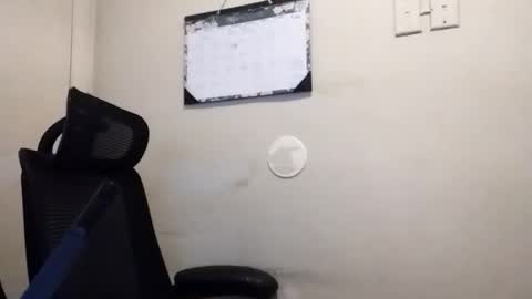 robertswhitney52 online show from March 3, 2:07 am