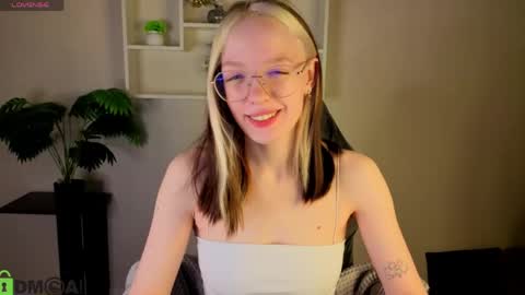 Snapshot of rockett_bunny chatting on May 8, 12:38 am Rockett online show from May 8, 12:38 am