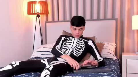 Snapshot of rockywood20cm chatting on October 31, 3:35 pm RockyWood20CM online show from October 31, 3:35 pm