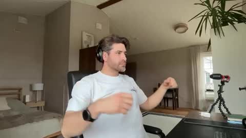 Snapshot of rogersterling11 chatting on April 25, 9:34 am Roger Sterling online show from April 25, 9:34 am