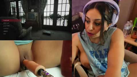 Snapshot of roknblaze chatting on October 31, 1:39 am Rok-N-Blaze online show from October 31, 1:39 am