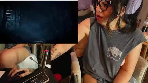 Snapshot of roknblaze chatting on November 24, 2:22 am Rok-N-Blaze online show from November 24, 2:22 am