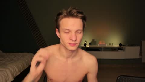 Snapshot of romeo_mercy chatting on December 3, 11:24 pm Romeo online show from December 3, 11:24 pm