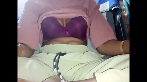 Snapshot of roop_sexy642 chatting on April 17, 6:27 am roop_sexy642 online show from April 17, 6:27 am