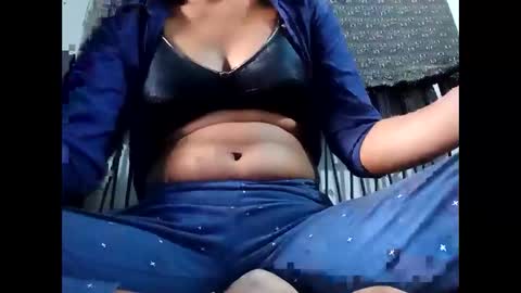 Snapshot of roop_sexy642 chatting on April 21, 5:47 am roop_sexy642 online show from April 21, 5:47 am