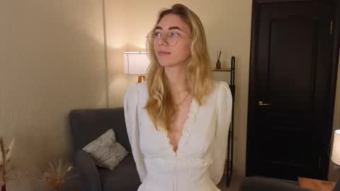 Snapshot of rosa_jones_ chatting on October 9, 7:50 am Emma online show from October 9, 7:50 am