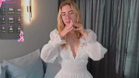Snapshot of rosa_jones_ chatting on October 13, 8:53 pm Emma online show from October 13, 8:53 pm